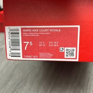 BRAND NEW 7.5 NIKE